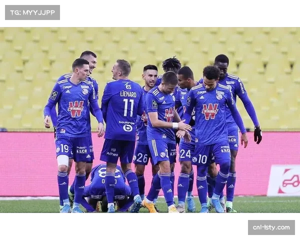 昂热0-2不敌斯特拉斯堡,客队通过高效反击破解主队前场压迫